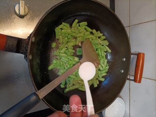梅干菜炒豆角步骤8