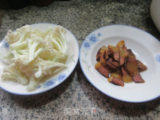 腊肉炒花菜毛毛菜步骤2