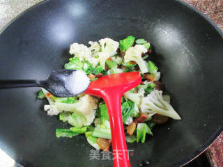 腊肉炒花菜毛毛菜步骤7