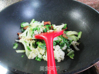 腊肉炒花菜毛毛菜步骤8