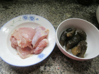 酱瓜炒鸡腿肉步骤1