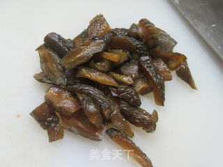 酱瓜炒鸡腿肉步骤2