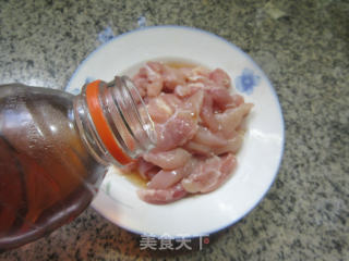 酱瓜炒鸡腿肉步骤4