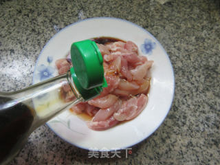 酱瓜炒鸡腿肉步骤5