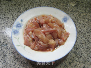 酱瓜炒鸡腿肉步骤7