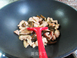 酱瓜炒鸡腿肉步骤9