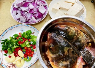 鱼头豆腐煲步骤1