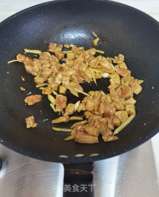 杏鲍菇炒鸡丁步骤7