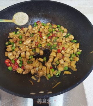 杏鲍菇炒鸡丁步骤11