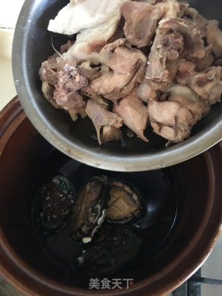 鲍鱼板栗焖鸡步骤5
