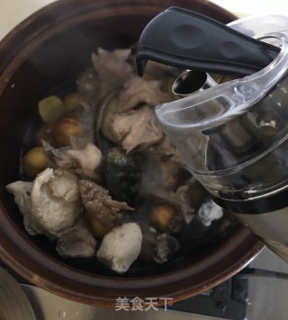 鲍鱼板栗焖鸡步骤7