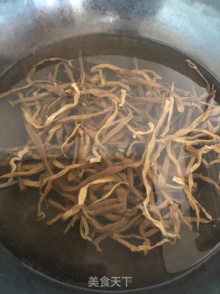 干煸八渡笋丝步骤1