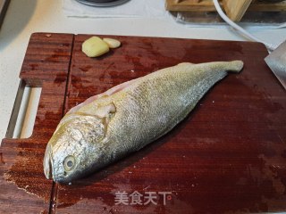 清蒸黄鱼步骤1