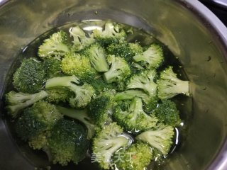 西蓝花炒虾球步骤7