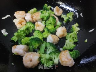 西蓝花炒虾球步骤11
