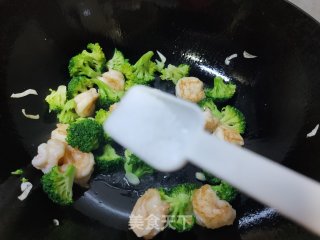 西蓝花炒虾球步骤12