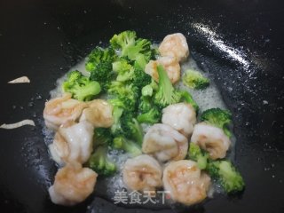 西蓝花炒虾球步骤13