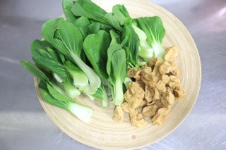 油菜炒豆腐泡步骤1
