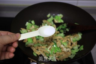 油菜炒豆腐泡步骤4