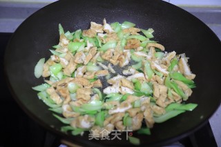 油菜炒豆腐泡步骤5