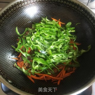 青椒胡萝卜炒肉步骤5