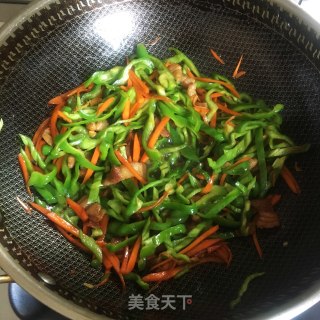 青椒胡萝卜炒肉步骤6