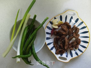 青椒炒鸡胗步骤1
