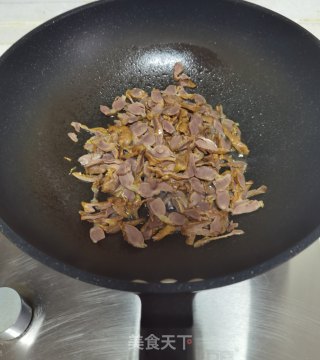 青椒炒鸡胗步骤4