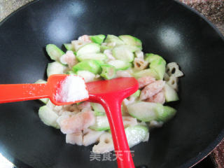 霞迷饺莲藕炒丝瓜步骤7