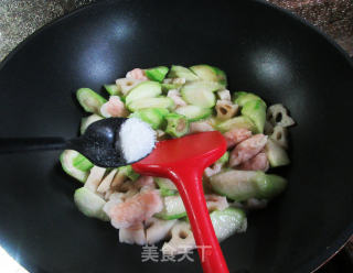 霞迷饺莲藕炒丝瓜步骤8