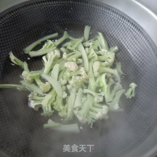 午餐肉炒有机花菜步骤3