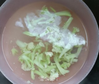午餐肉炒有机花菜步骤5