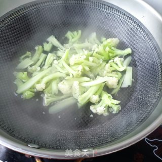 午餐肉炒有机花菜步骤4
