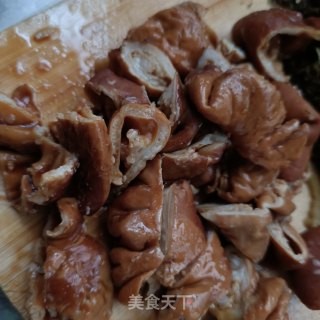 酸菜肥肠煲步骤2