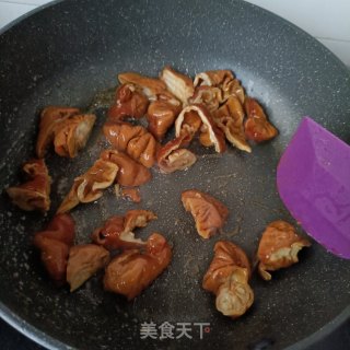 酸菜肥肠煲步骤3