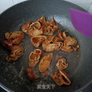 酸菜肥肠煲步骤4