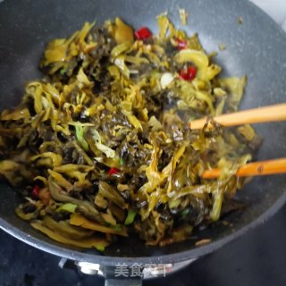 酸菜肥肠煲步骤8