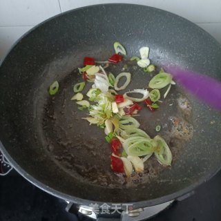 酸菜肥肠煲步骤7