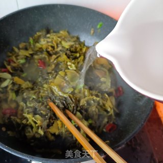 酸菜肥肠煲步骤9