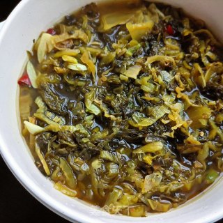酸菜肥肠煲步骤10