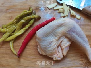 浸辣椒炒鸡步骤1