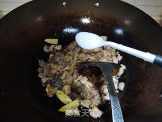 浸辣椒炒鸡步骤5