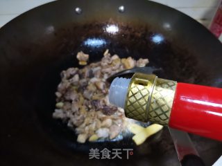 浸辣椒炒鸡步骤6