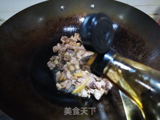 浸辣椒炒鸡步骤7