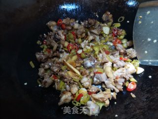 浸辣椒炒鸡步骤10