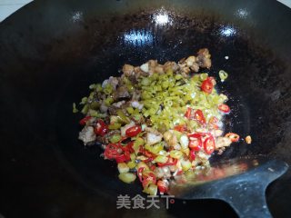 浸辣椒炒鸡步骤9