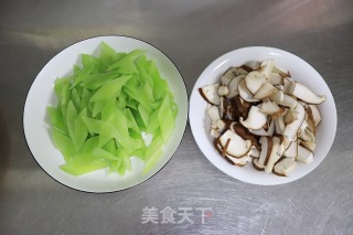 低脂脆嫩浓香的莴笋炒香菇步骤2