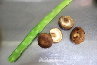 低脂脆嫩浓香的莴笋炒香菇步骤1