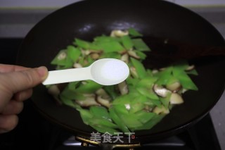 低脂脆嫩浓香的莴笋炒香菇步骤5