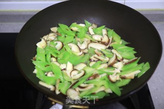 低脂脆嫩浓香的莴笋炒香菇步骤4